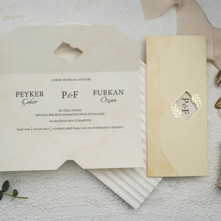 Invitație de nuntă elegantă bej cu accente aurii și plic decupat – model modern premium