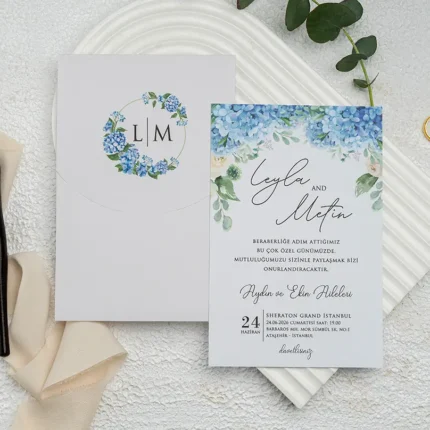 Invitație de nuntă florală albastră cu hortensii – model elegant romantic