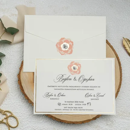 Invitație de nuntă elegantă cu flori piersică și chenar auriu – design romantic premium