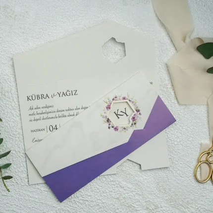 Invitație de nuntă elegantă alb cu mov și detalii florale – model modern romantic