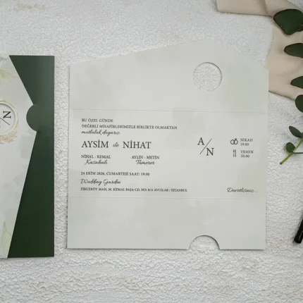 Invitație de nuntă elegantă verde și crem cu monogramă și design modern – model premium rafinat