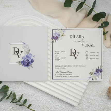 Invitație de nuntă elegantă cu flori mov și monogramă – design floral rafinat premium