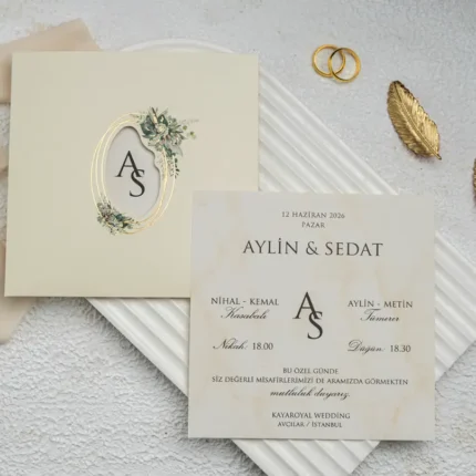 Invitație de nuntă elegantă crem cu monogramă florală și accente aurii – model romantic premium