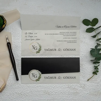 Invitație de nuntă elegantă cu bandă neagră și monogramă verde – design modern rafinat