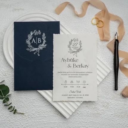 Invitație de nuntă elegantă bleumarin cu alb și detalii florale – model premium clasic
