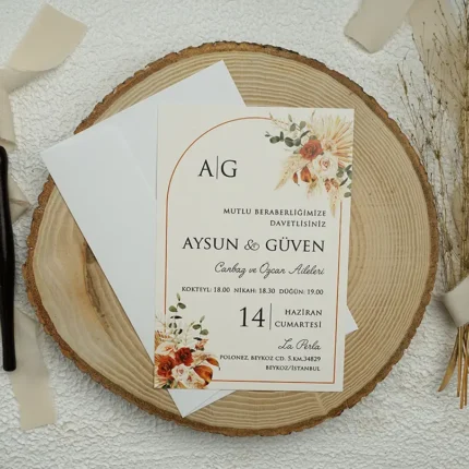 Invitație de nuntă cu flori în tonuri calde și arc decorativ – design boho elegant