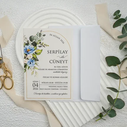 Invitație de nuntă cu arc floral albastru și accente aurii – design elegant romantic
