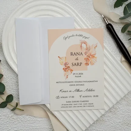 Invitație de nuntă cu arc abstract și flori în nuanțe piersică – design modern elegant