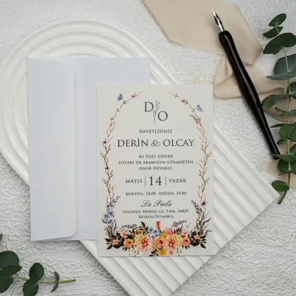 Invitație de nuntă cu coroniță florală colorată și design elegant romantic – model clasic rafinat