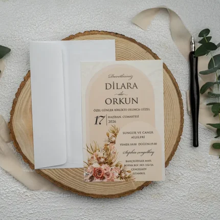 Invitație de nuntă elegantă cu arc decorativ și accente florale nude – design romantic modern
