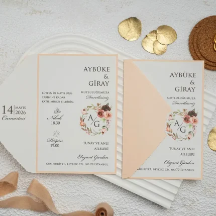 Invitație de nuntă crem cu accente piersică și model floral – design romantic elegant