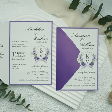 Invitație de nuntă mov cu model floral și design elegant – stil romantic modern