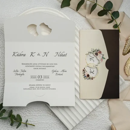 Invitație de nuntă decupată cu inimioare și design elegant cu monogramă florală – model romantic premium