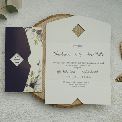 Invitație de nuntă elegantă cu decupaj geometric și husă mov florală – design modern rafinat