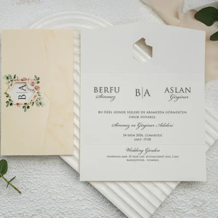 Invitație de nuntă elegantă cu husă crem marmurată și monogramă florală – design rafinat modern