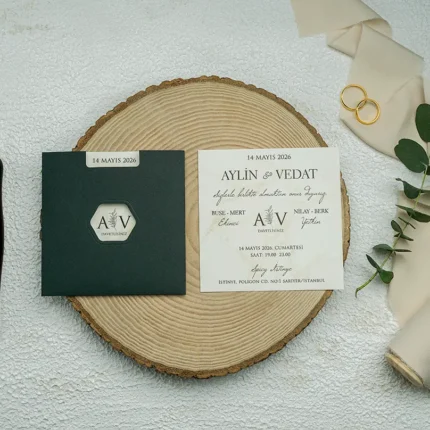 Invitație de nuntă cu husă verde închis și decupaj hexagonal – design modern elegant