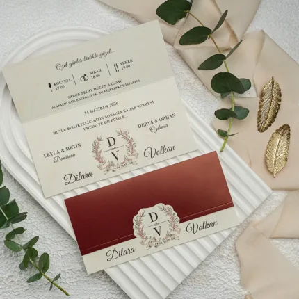 Invitație de nuntă cu bandă burgundy și monogramă florală – design elegant clasic