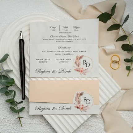 Invitație de nuntă cu bandă piersică și monogramă florală – design romantic elegant